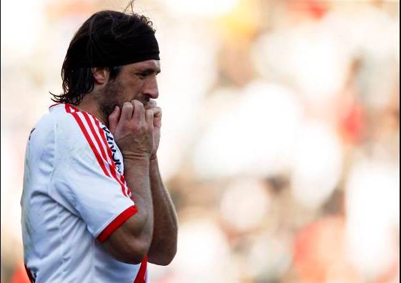 Reuters - Pavone no puede creer la mala fortuna del equipo con más títulos del fútbol argentino.