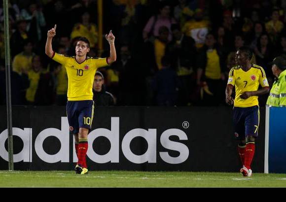 AP - En el &#250;ltimo suspiro, Colombia consigui&#243; el 2-0, definitivo, con un exquisito remate de James Rodr&#237;guez, gol que le ofreci&#243; a la tribuna y esta lo celebr&#243; a rabiar.