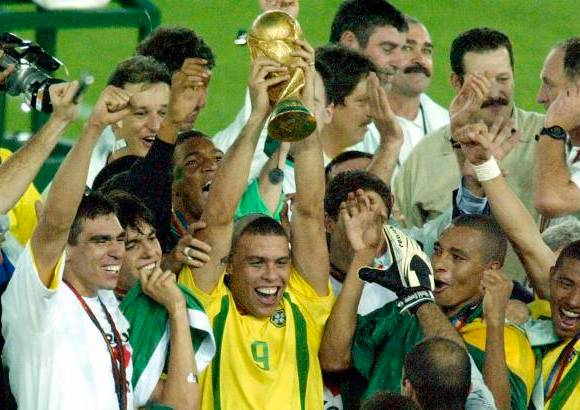 AP - Su primera convocatoria para la selección de Brasil le llegó a los 17 años. En su carrera con el equipo nacional marcó 62 goles en 97 partidos.