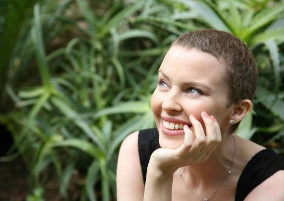 AP - Kylie Minogue es otra de las famosas sobrevivientes. En 2005, en plena gira Show Girl, le fue detectado el c&#225;ncer de mama. Le extirparon el tumor y se someti&#243; a quimioterapia para vencer la enfermedad.