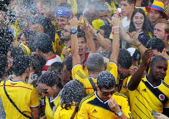 FOTO JAIME P&#201;REZ - A miles de kil&#243;metros del Maracan&#225; los aficionados de Colombia festejaron el hist&#243;rico triunfo ante Uruguay y la clasificaci&#243;n de la Selecci&#243;n, por primera vez, a unos cuartos de final en la Copa del Mundo.