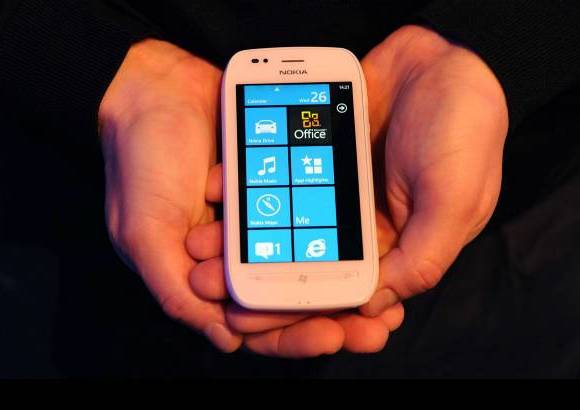 Reuters - El Lumia 800, con pantalla t&#225;ctil de 3,7 pulgadas, procesador de 1,4 gigahercios y c&#225;mara de 8 megap&#237;xeles, costar&#225; 420 euros. El Lumia 710, que est&#225; equipado con el mismo procesador, una pantalla de 3,7 pulgadas y una c&#225;mara de 5 megap&#237;xeles, tendr&#225; un precio de 270 euros.