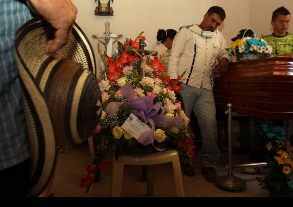 Hern&#225;n Vanegas - Las v&#237;ctimas fueron identificadas como los esposos Argiro de Jes&#250;s Ayala Ayala, de 41 a&#241;os, y Sandra Yaneth Hincapi&#233;, de 31, as&#237; como sus hijos, una ni&#241;a de seis a&#241;os, un beb&#233; de seis meses y dos ni&#241;os de nueve y diez a&#241;os.