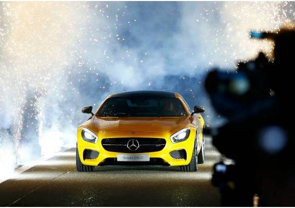 REUTERS - El nuevo superdeportivo de Mercedes AMG GT fue presentado a la prensa en la sede de la compañía en Affalterbach, cerca de Stuttgart. El auto combina "un estilo de diseño único y lujoso interior con impresionantes prestaciones: motor AMG V8 biturbo de 4.0 litros, 462 caballos de fuerza, de cero a 100 km / h en 4 segundos. El piloto de Fórmula Uno, Nico Rosberg condujo el vehículo durante su estreno mundial.