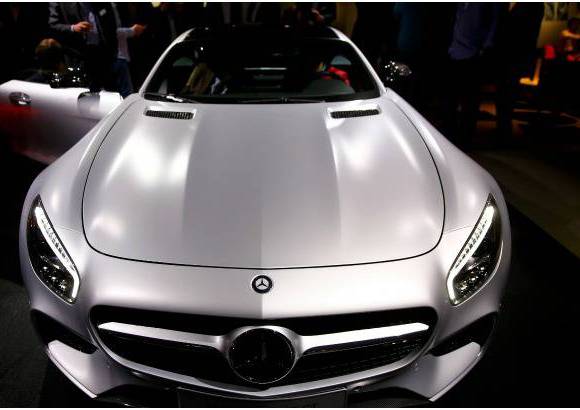 REUTERS - El nuevo superdeportivo de Mercedes AMG GT fue presentado a la prensa en la sede de la compañía en Affalterbach, cerca de Stuttgart. El auto combina "un estilo de diseño único y lujoso interior con impresionantes prestaciones: motor AMG V8 biturbo de 4.0 litros, 462 caballos de fuerza, de cero a 100 km / h en 4 segundos. El piloto de Fórmula Uno, Nico Rosberg condujo el vehículo durante su estreno mundial.