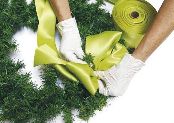 2. El moño - Con la cinta raso de color verde elaborar un moño y amarrar con las mismas ramas de la guirnalda.