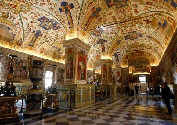 AP - La Biblioteca Apost&#243;lica Vaticana abri&#243; de nuevo sus puertas luego de tres a&#241;os de restauraciones.