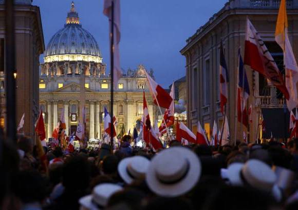 FOTO REUTERS - Peregrinos polacos, que agitaron banderas de colores rojo y blanco de la amada patria natal de Juan Pablo II, estuvieron entre los primeros en llegar a la plaza.