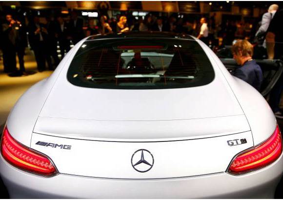 REUTERS - El nuevo superdeportivo de Mercedes AMG GT fue presentado a la prensa en la sede de la compañía en Affalterbach, cerca de Stuttgart. El auto combina "un estilo de diseño único y lujoso interior con impresionantes prestaciones: motor AMG V8 biturbo de 4.0 litros, 462 caballos de fuerza, de cero a 100 km / h en 4 segundos. El piloto de Fórmula Uno, Nico Rosberg condujo el vehículo durante su estreno mundial.