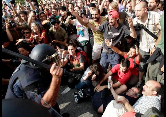 Reuters - Cuando consiguieron abrir paso, los equipos de limpieza accedieron al campamento y cargaron más de una decena de vehículos con tiendas de campaña, colchones, ordenadores bombonas de cámping gas y botellas de gasolina para alimentar los generadores eléctricos, entre otros objetos.