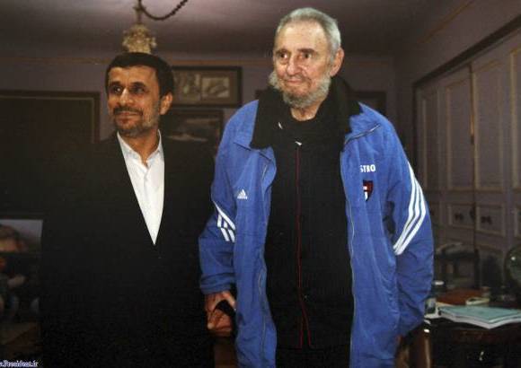 Reuters - En un nuevo artículo publicado en medios cubanos y titulado "La paz mundial pende de un hilo", Fidel Castro comenta detalles del encuentro que sostuvo el pasado miércoles con Ahmadineyad, quien visitó Cuba dentro de la gira que ha realizado por Latinoamérica.