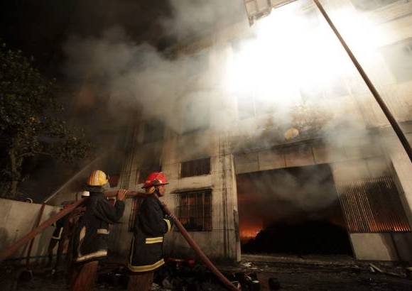 AP - El incendio comenz&#243; en la planta baja del edificio y desde all&#237; se extendi&#243; r&#225;pidamente hasta la cuarta planta.
