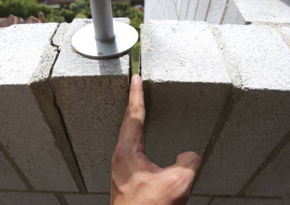 Foto: Esteban Vanegas - G&#243;mez recomend&#243; la evacuaci&#243;n preventiva de la torre afectada, hasta que la constructora garantice la reparaci&#243;n de la falla en el edificio.