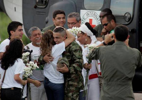AP - Pablo Emilio y su abrazo a las hermanas y dem&#225;s familiares.