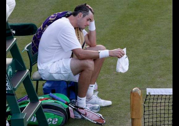 Reuters - Ni siquiera el tablero electr&#243;nico pudo mantener el ritmo: se qued&#243; atorado en 47-47, cuando el marcador ya iba 48-48, y luego se apag&#243;. Aun as&#237; los tenistas se mantuvieron en juego.