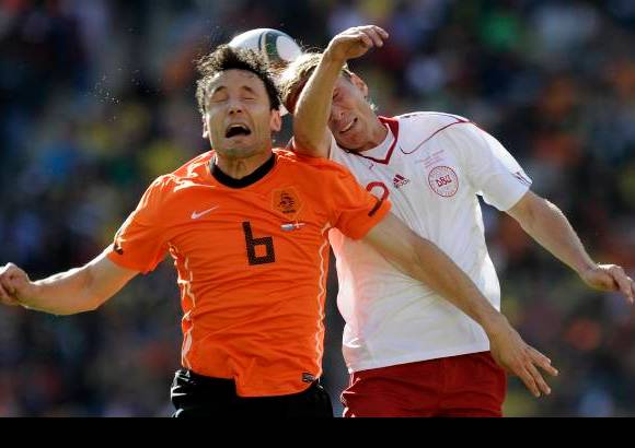 AP - Espeso en el mediocampo, los dirigidos por Bert Van Marwijk tal vez acusaron el v&#233;rtigo que aporta el extremo Arjen Robben, quien vio el partido desde el banco de suplentes debido a que se recupera de una dolencia en la corva.