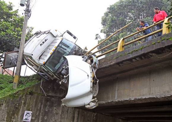 Juan Fernando Cano - Un carro recolector de basura se sinestro y su conductor se salv&#243; milagrosamente.