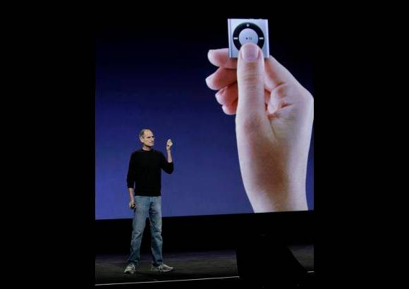 AP - El iPod shuffle, fue actualizado para incluir listas de reproducci&#243;n, tiene botones para controlar el volumen y es m&#225;s peque&#241;o que la versi&#243;n anterior.