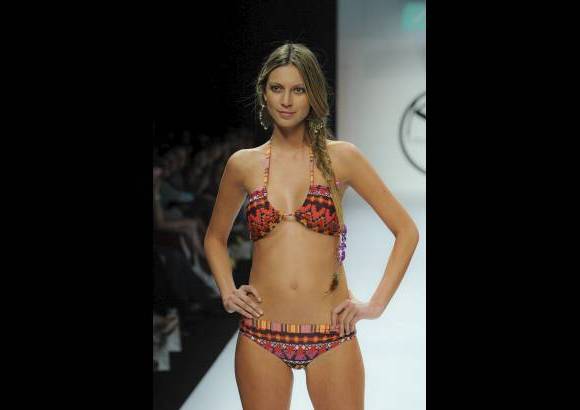 Cortesía - La marca mezcló lo romántico con lo tribal de forma equilibrada y sin caer en los excesos con estampados que dieron la apariencia de tejidos manuales.