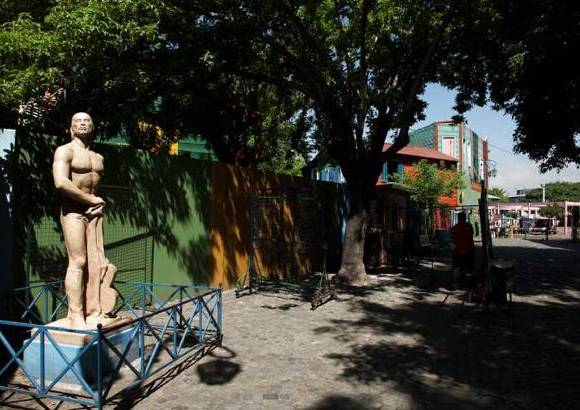 Diego Gonz&#225;lez - El verano porte&#241;o es perfecto para conocer la ciudad del general San Mart&#237;n y de los presidentes de la Casa Rosada. Amanece muy temprano en la ciudad de la furia cuando los boliches (discos) est&#225;n en el punto m&#225;s alto y el sol dura hasta despu&#233;s de las siete de la noche. La cena sucede a la medianoche.