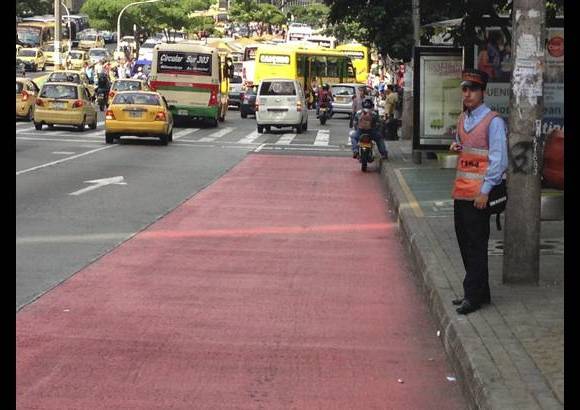 - En las 16 zonas exclusivas del metropl&#250;s se encuentran gestores pedag&#243;gicos de tr&#225;nsito que vigilan el correcto uso del paradero y brindan informaci&#243;n a los usuarios.