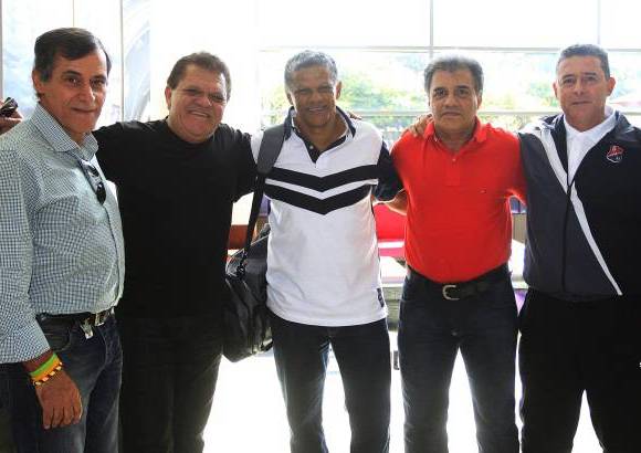 R&#243;binson S&#225;enz - En el Hotel Tryp se reunieron, antes de la fiesta en el Atanasio, exjugadores, exdirigentes y miembros actuales del plantel escarlata que celebra sus 100 a&#241;os. Abrazos y mucha emoci&#243;n entre todas estas generaciones.