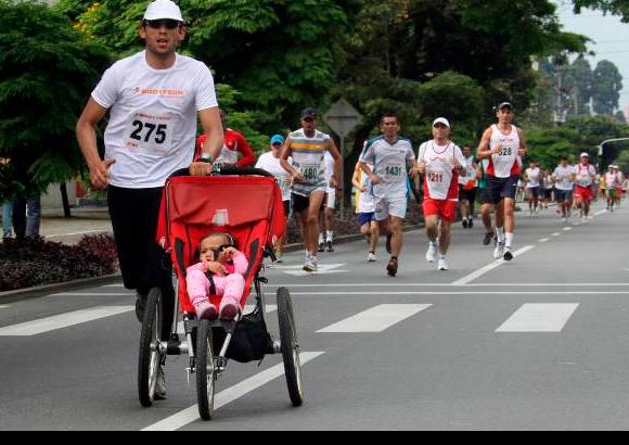 Henry Agudelo - El buen clima que se vivió este domingo en Medellín ayudó a que muchas personas participaran en la carrera, algunos incluso con sus hijos.