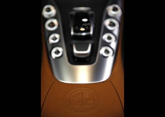 REUTERS - El nuevo superdeportivo de Mercedes AMG GT fue presentado a la prensa en la sede de la compañía en Affalterbach, cerca de Stuttgart. El auto combina "un estilo de diseño único y lujoso interior con impresionantes prestaciones: motor AMG V8 biturbo de 4.0 litros, 462 caballos de fuerza, de cero a 100 km / h en 4 segundos. El piloto de Fórmula Uno, Nico Rosberg condujo el vehículo durante su estreno mundial.