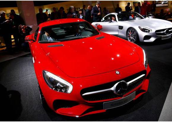 REUTERS - El nuevo superdeportivo de Mercedes AMG GT fue presentado a la prensa en la sede de la compañía en Affalterbach, cerca de Stuttgart. El auto combina "un estilo de diseño único y lujoso interior con impresionantes prestaciones: motor AMG V8 biturbo de 4.0 litros, 462 caballos de fuerza, de cero a 100 km / h en 4 segundos. El piloto de Fórmula Uno, Nico Rosberg condujo el vehículo durante su estreno mundial.