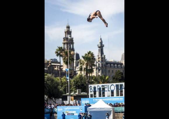 Reuters - Orlando Duque de Colombia se prepara para la entrada al agua en la competencia del Campeonato Mundial de Nataci&#243;n en Barcelona.