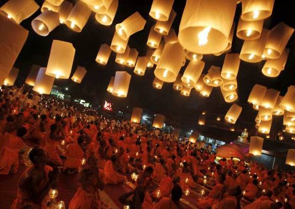 Reuters - Monjes budistas lanzaron en Tailandia algunas luces al cielo durante la tradicional peregrinación para rendir homenaje al Señor Buda y pedirle que bendiga el año que empieza.