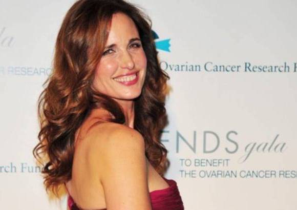 Cortes&#237;a - Y a sus 54 a&#241;os, Andie MacDowell, una de las actrices m&#225;s populares de los 90, luce ahora un estilo refinado y relajado que le permite conquistar los corazones masculinos con su atractiva melena morena larga y rizada.