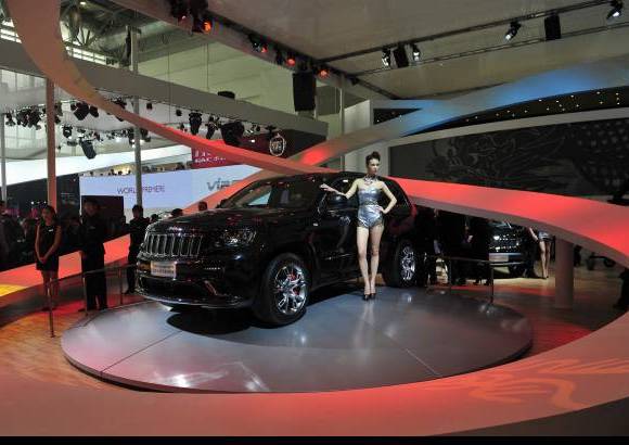 Reuters - Jeep Grand Cherokee SRT8. Los fabricantes de vehículos que solían vender los mismos modelos en el mundo con cambios mínimos aumentan los diseños de modelos orientados a los compradores chinos.