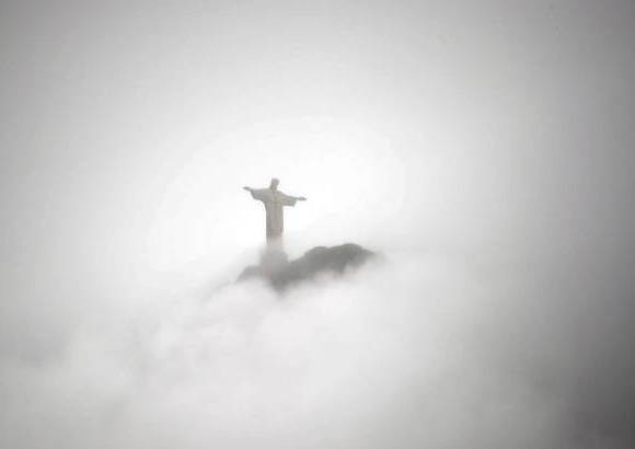 AFP - El Cristo redentor, m&#225;ximo monumento en R&#237;o de Janeiro se pierde entre las nubes.