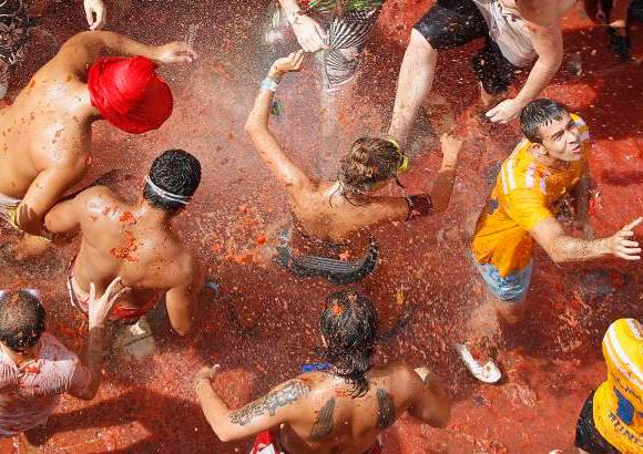 Reuters - Hace muchos a&#241;os, cuando era una fiesta reservada, los participantes marchaban juntos al r&#237;o para despojarse de los restos de tomate. Hoy en d&#237;a prefieren las duchas port&#225;tiles habilitadas junto a la piscina, pero ninguna de estas dos aguas borra el esp&#237;ritu de la &quot;Tomatina&quot;, una locura imposible de imaginar en otro pa&#237;s.