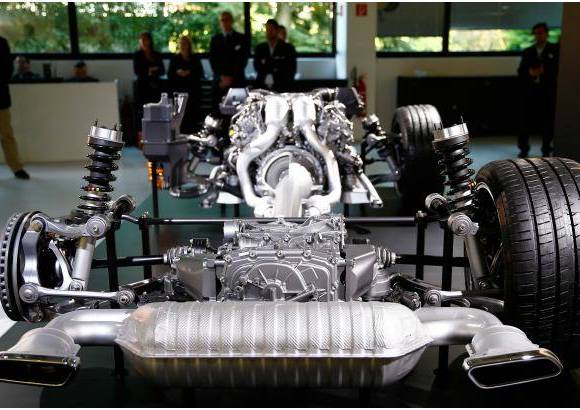 REUTERS - El nuevo superdeportivo de Mercedes AMG GT fue presentado a la prensa en la sede de la compañía en Affalterbach, cerca de Stuttgart. El auto combina "un estilo de diseño único y lujoso interior con impresionantes prestaciones: motor AMG V8 biturbo de 4.0 litros, 462 caballos de fuerza, de cero a 100 km / h en 4 segundos. El piloto de Fórmula Uno, Nico Rosberg condujo el vehículo durante su estreno mundial.