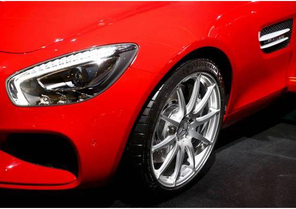 REUTERS - El nuevo superdeportivo de Mercedes AMG GT fue presentado a la prensa en la sede de la compañía en Affalterbach, cerca de Stuttgart. El auto combina "un estilo de diseño único y lujoso interior con impresionantes prestaciones: motor AMG V8 biturbo de 4.0 litros, 462 caballos de fuerza, de cero a 100 km / h en 4 segundos. El piloto de Fórmula Uno, Nico Rosberg condujo el vehículo durante su estreno mundial.