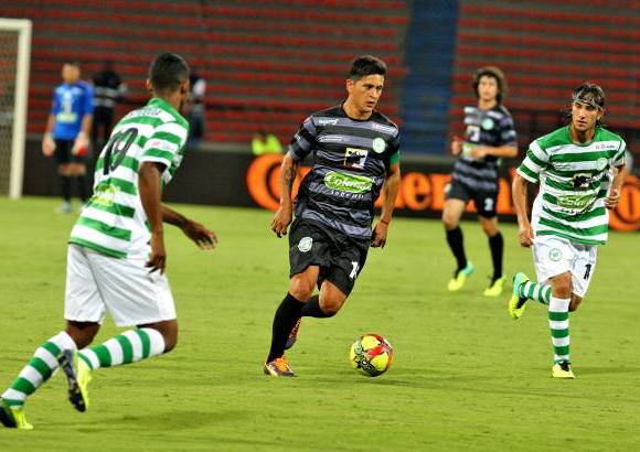 Juan Antonio S&#225;nchez - A pesar de la cantidad de figuras que ofrecieron el espect&#225;culo en el D&#237;a del F&#250;tbol Antioque&#241;o, el p&#250;blico no lleg&#243; en la cantidad esperada. El partido central qued&#243; 3-2 a favor de los dirigidos por Pedro Sarmiento. Envigado e Itag&#252;&#237; empataron 0-0 y la belleza se hizo presente con las Diosas del F&#250;tbol, que participaron de la previa de los encuentros. El dinero recaudado se destinar&#225; a la Unidad de Neonatos del San Vicente de Paul.