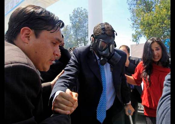 Reuters - Los manifestantes en apoyo al Gobierno agredieron a unos cinco agentes que no protestaban, sino que llegaban a Carondelet como protecci&#243;n de unas autoridades gubernamentales.