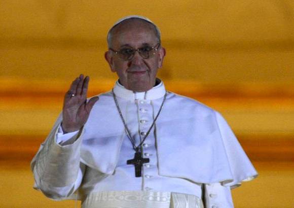REUTERS - El humo blanco apareci&#243; en la lluviosa noche romana y las campanas de la bas&#237;lica de San Pedro repicaron con fuerza para anunciar al mundo que la Iglesia Cat&#243;lica tiene nuevo Papa.