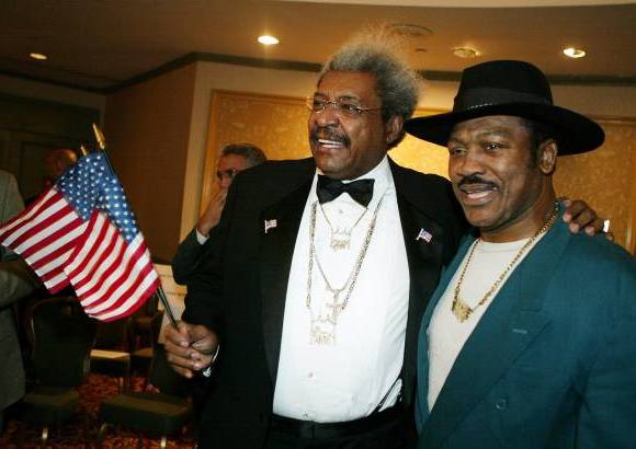 Reuters - Frazier y el promotor Don King posan en Nueva York el 28 de octubre de 2005.