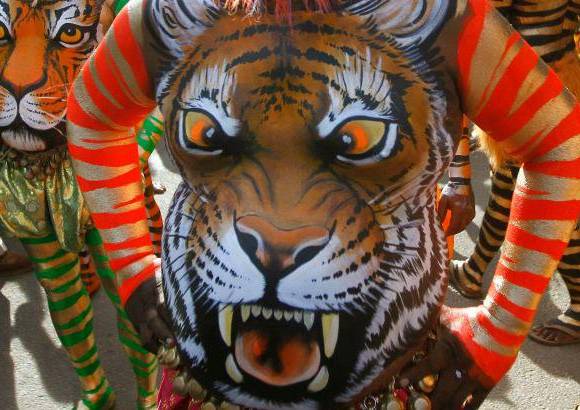 REUTERS - Onam es un festival anual hind&#250; celebrado en Kerala, India, dedicado a la cosecha y que se realiza durante el mes de Chingam (Agosto-Septiembre). Una de sus festividades es el Pulikali o la danza del tigre. Los bailarines, entre ellos algunos ni&#241;os, pintan sus cuerpos con la imagen del felino m&#225;s grande del mundo, en una expresi&#243;n cultural que gira en torno al tema de la caza del animal.