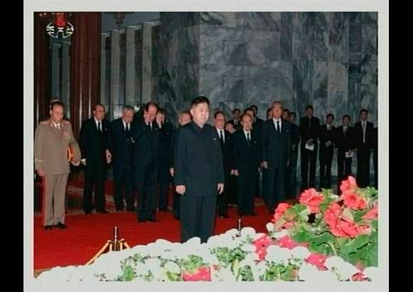 Reuters - El canal indic&#243; que Kim Jong-il muri&#243; el pasado s&#225;bado a los 69 a&#241;os de un infarto mientras realizaba un viaje en tren.