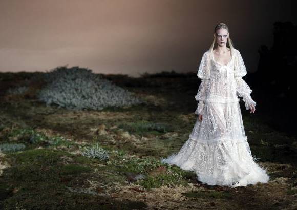 AFP - Creaci&#243;n de la casa Alexander McQueen en la semana de la moda de Par&#237;s.