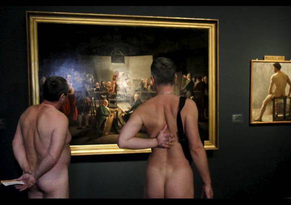 AP - Para muchos, el tour de &quot;Hombres desnudos desde 1800 hasta hoy&quot; - una muestra de 300 pinturas, fotograf&#237;as, dibujos y esculturas enfocadas en el desnudo masculino - fue un ejemplo de vida imitando el arte.