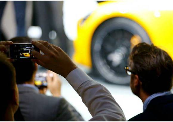 REUTERS - El nuevo superdeportivo de Mercedes AMG GT fue presentado a la prensa en la sede de la compañía en Affalterbach, cerca de Stuttgart. El auto combina "un estilo de diseño único y lujoso interior con impresionantes prestaciones: motor AMG V8 biturbo de 4.0 litros, 462 caballos de fuerza, de cero a 100 km / h en 4 segundos. El piloto de Fórmula Uno, Nico Rosberg condujo el vehículo durante su estreno mundial.