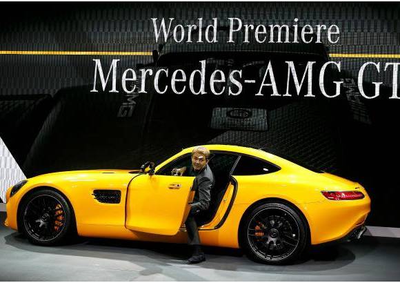 REUTERS - El nuevo superdeportivo de Mercedes AMG GT fue presentado a la prensa en la sede de la compañía en Affalterbach, cerca de Stuttgart. El auto combina "un estilo de diseño único y lujoso interior con impresionantes prestaciones: motor AMG V8 biturbo de 4.0 litros, 462 caballos de fuerza, de cero a 100 km / h en 4 segundos. El piloto de Fórmula Uno, Nico Rosberg condujo el vehículo durante su estreno mundial.