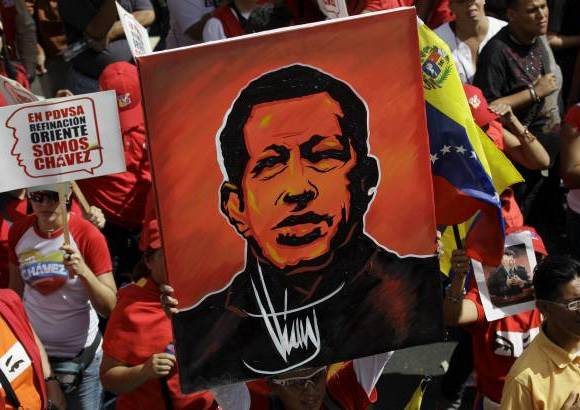 AP - Ante la posibilidad de tener que acudir a las urnas en el mediano plazo, la pregunta que se hacen muchos es si Maduro se arriesgará a tomar decisiones económicas impopulares, como una esperada devaluación cuya demora dificultaría el abastecimiento.