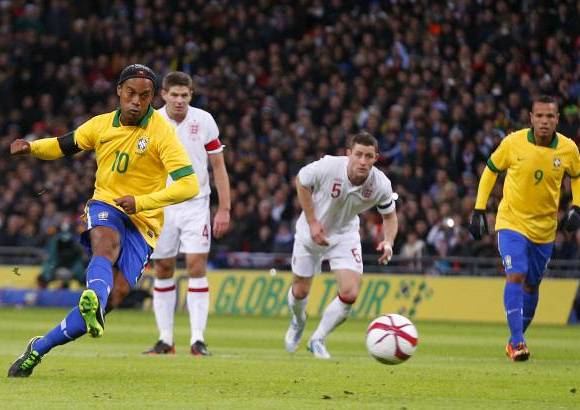 AP - Ronaldinho, que volv&#237;a a vestir la camiseta amarilla de la Canarinha a sus 32 a&#241;os, desperdici&#243; un penal en el primer tiempo con el que Brasil se hubiera ido en ventaja.