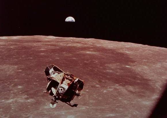 AP - NASA - Julio 20 de 1969. El módulo lunar del Apolo 11 se eleva desde la superficie de la luna para el acoplamiento con el módulo de mando y el viaje de regreso con la tierra en el fondo.